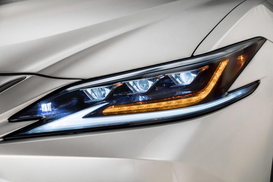 Детали экстерьера Lexus ES350 F-Sport 2018 года  (NA) (фото 33 из 47)